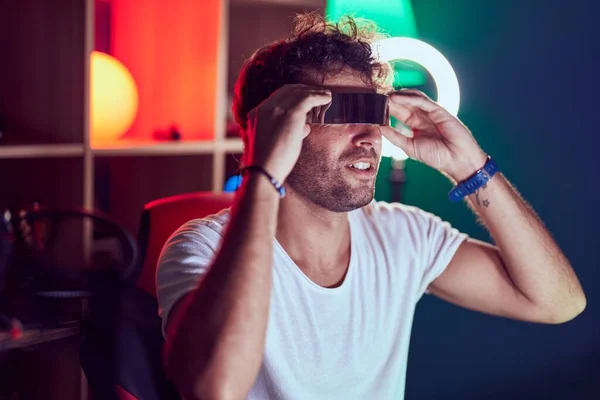 Joven Streamer Hispano Jugando Videojuegos Usando Gafas Realidad Virtual Estudio — Foto de Stock
