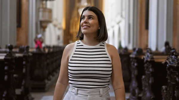 Joven Mujer Hispana Hermosa Visitando Iglesia Iglesia Agustiniana Viena —  Fotos de Stock