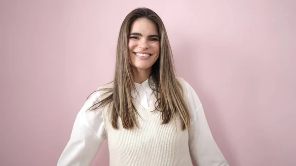 Fiatal Gyönyörű Spanyol Mosolygós Magabiztos Elszigetelt Rózsaszín Háttér — Stock Fotó