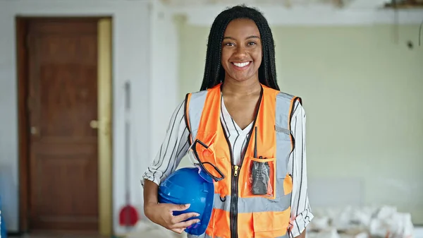Africano Mulher Americana Construtor Sorrindo Confiante Segurando Hardhat Local Construção — Fotografia de Stock