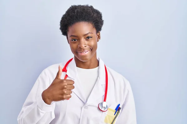Femme Afro Américaine Portant Uniforme Médecin Stéthoscope Souriant Heureux Positif — Photo