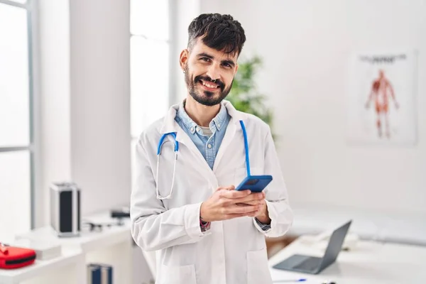 Jovem Hispânico Vestindo Uniforme Médico Usando Smartphone Clínica — Fotografia de Stock