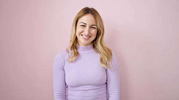 Jong Mooi Latino Vrouw Glimlachen Zelfverzekerd Staande Geïsoleerde Roze Achtergrond — Stockfoto