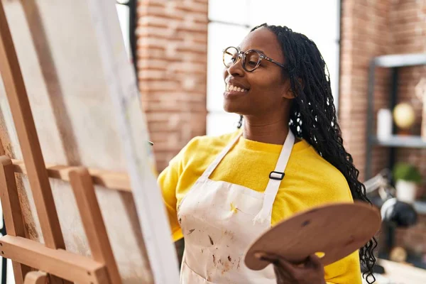 Afrikalı Amerikalı Kadın Sanatçı Resim Stüdyosunda Kendine Güvenen Gülümsüyor — Stok fotoğraf