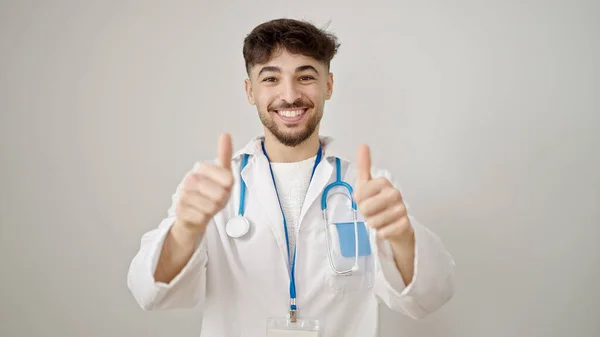 Młody Arabski Człowiek Lekarz Robi Kciuki Górę Odizolowanym Białym Tle — Zdjęcie stockowe