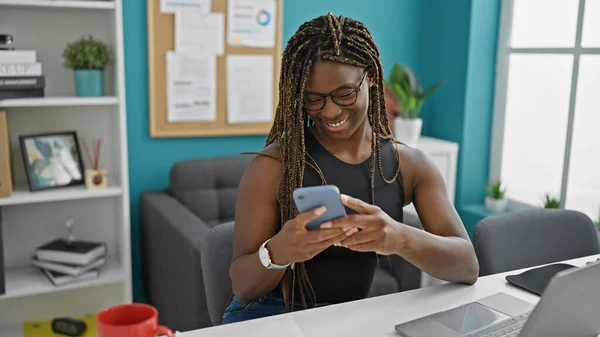 Trabajadora Negocios Afroamericana Usando Smartphone Sonriendo Oficina —  Fotos de Stock