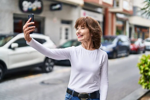 Middelbare Leeftijd Vrouw Glimlachen Zelfverzekerd Selfie Maken Door Smartphone Straat — Stockfoto