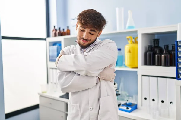 Arabski Człowiek Brodą Pracujący Laboratorium Naukowym Przytulający Się Szczęśliwy Pozytywny — Zdjęcie stockowe