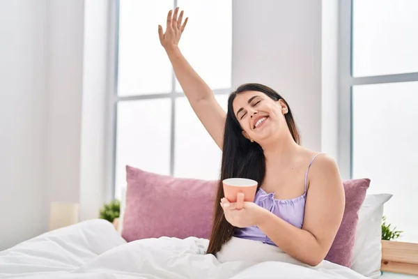 Junge Hispanische Frau Trinkt Tasse Kaffee Sitzend Auf Bett Schlafzimmer — Stockfoto