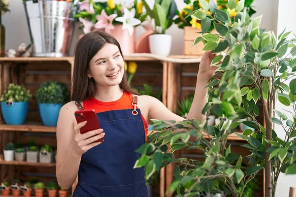 Jovem Mulher Branca Florista Sorrindo Confiante Usando Smartphone Florista — Fotografia de Stock