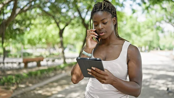 Mujer Afroamericana Hablando Smartphone Usando Touchpad Parque — Foto de Stock