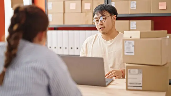 Man Vrouw Commerce Zakelijke Werknemers Met Behulp Van Laptop Kantoor — Stockfoto