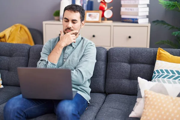 Jovem Hispânico Usando Laptop Sentado Sofá Casa — Fotografia de Stock
