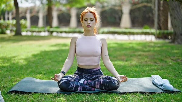 Jonge Roodharige Vrouw Training Yoga Oefening Zittend Kruid Park — Stockfoto
