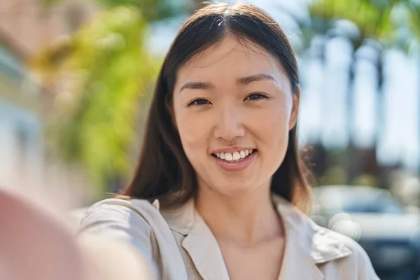 Kinesisk Kvinna Ler Säker Att Göra Selfie Med Kamera Parken — Stockfoto