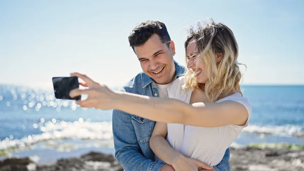 Uomo Donna Coppia Piedi Insieme Fanno Selfie Smartphone Mare — Foto Stock