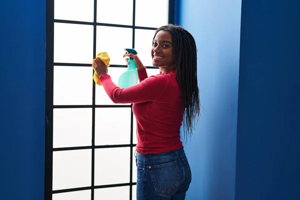 Africano Mulher Americana Sorrindo Janela Limpeza Confiante Casa — Fotografia de Stock