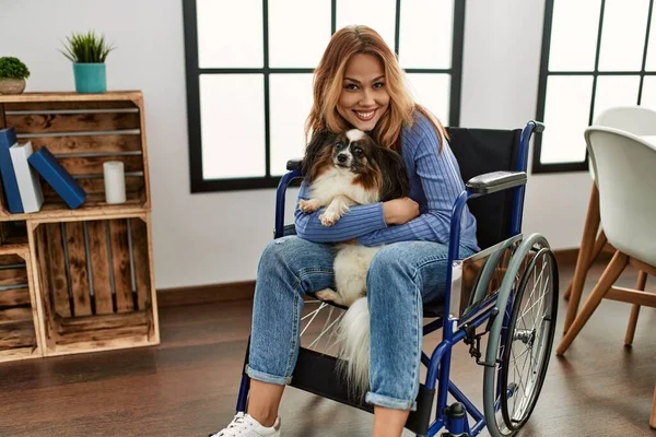 Tekerlekli Sandalyede Oturan Beyaz Bir Kadın Evde Köpeğe Sarılıyor — Stok fotoğraf