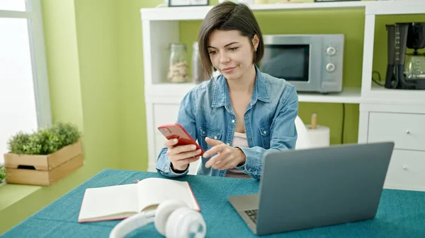 Ung Kaukasiska Kvinna Som Använder Smartphone Och Bärbar Dator Hemma — Stockfoto