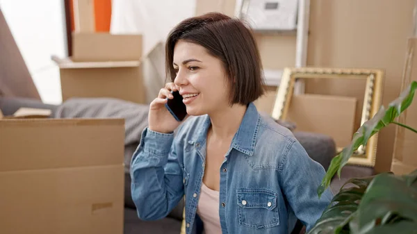 Молодая Белая Женщина Сидящая Диване Разговаривающая Телефону Новом Доме — стоковое фото
