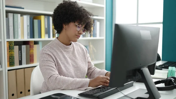 Νεαρή Αφρικάνα Αμερικανίδα Φοιτήτρια Που Χρησιμοποιεί Υπολογιστή Για Σπουδές Πανεπιστημιακή — Φωτογραφία Αρχείου