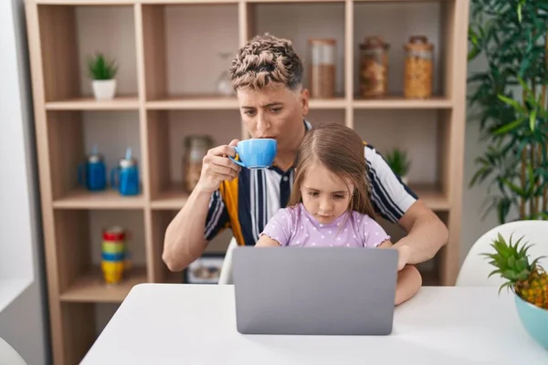 Baba Kızı Evde Kahve Içerek Dizüstü Bilgisayar Kullanıyorlar — Stok fotoğraf