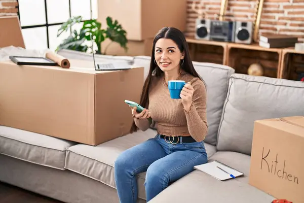 Young Beautiful Hispanic Woman Drinking Coffee Using Laptop New Home — Stock fotografie