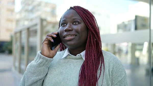 Африканская Женщина Косичками Говорит Телефону Улице — стоковое фото