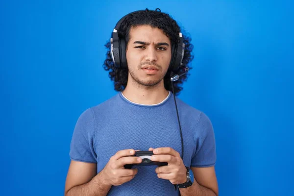 Hispanischer Mann Mit Lockigem Haar Spielt Videospiel Und Hält Den — Stockfoto