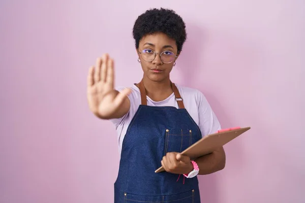 Junge Afrikanisch Amerikanische Frau Trägt Professionelle Kellnerschürze Mit Klemmbrett Beim — Stockfoto