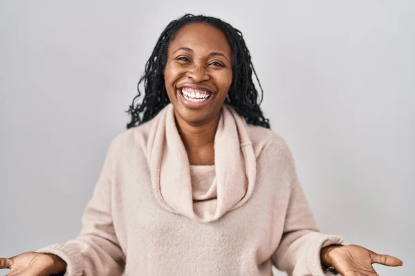 Afrikansk Kvinna Står Över Vit Bakgrund Ler Glad Med Öppna — Stockfoto
