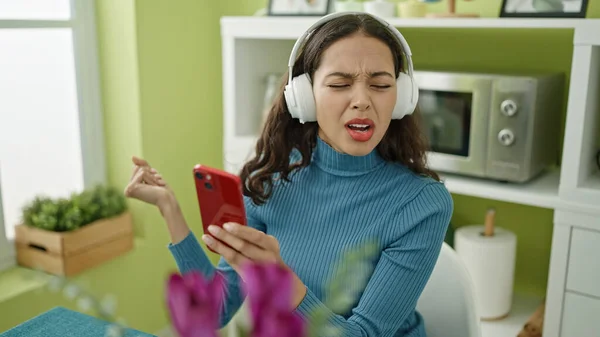 Joven Mujer Hispana Hermosa Escuchando Música Cantando Canción Casa — Foto de Stock