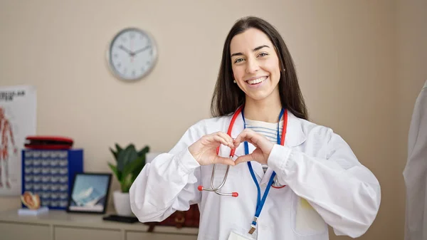 Junge Schöne Hispanische Ärztin Lächelt Und Macht Herzgeste Mit Händen — Stockfoto