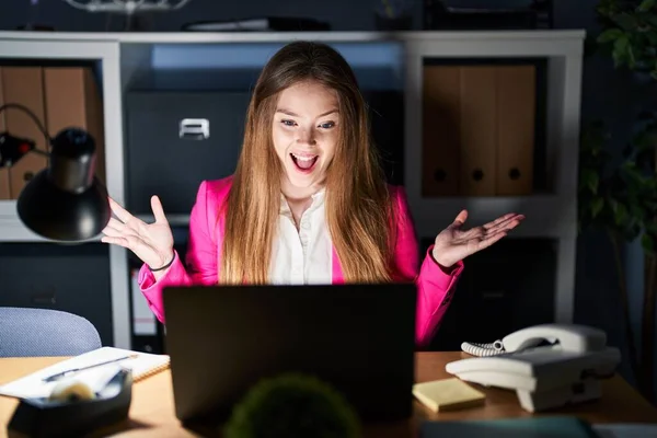 Geceleri Ofiste Çalışan Beyaz Bir Kadın Çılgınlığı Kutluyor Başarıya Hayret — Stok fotoğraf
