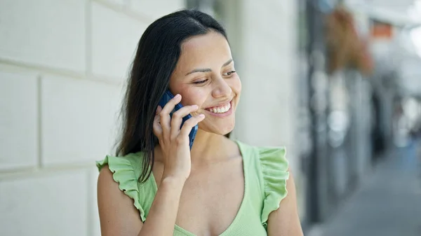 Joven Hermosa Mujer Hispana Sonriendo Confiada Hablando Teléfono Inteligente Calle —  Fotos de Stock