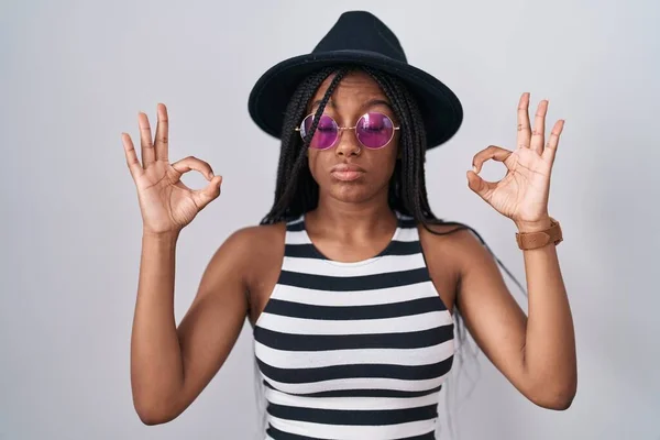 Молодой Африканский Американец Косичками Шляпе Солнцезащитных Очках Расслаблен Улыбается Закрытыми — стоковое фото