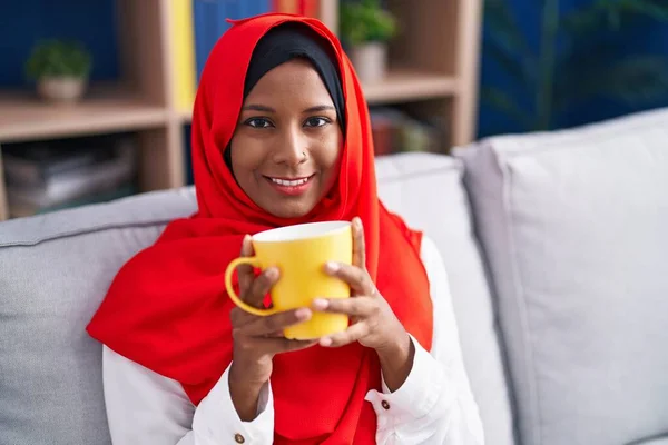 Ung Vacker Kvinna Dricker Kaffe Sittandes Soffan Hemma — Stockfoto