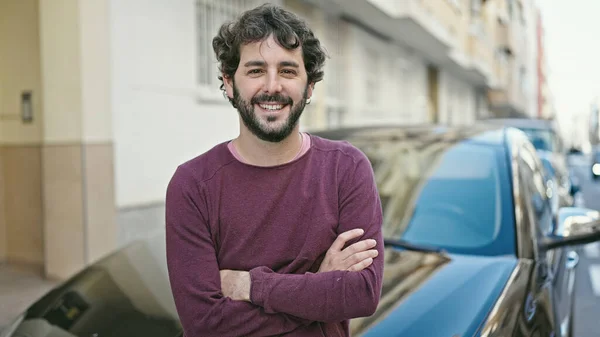 Jovem Hispânico Sorrindo Confiante Com Braços Cruzados Gesto Carro Rua — Fotografia de Stock