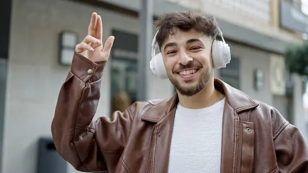 Fiatal Arab Férfi Mosolyogva Magabiztosan Hallgat Zenét Táncol Utcán — Stock Fotó