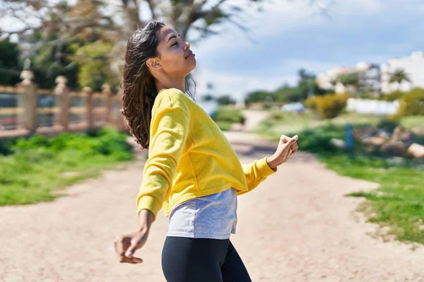 Genç Afrikalı Amerikalı Kadın Gülümsüyor Parkta Dans Ederken Kendine Güveniyor — Stok fotoğraf