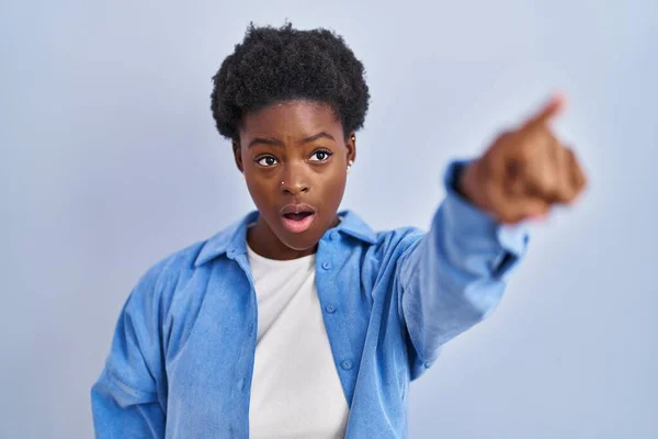 Afrikansk Amerikansk Kvinna Står Över Blå Bakgrund Pekar Med Fingret — Stockfoto