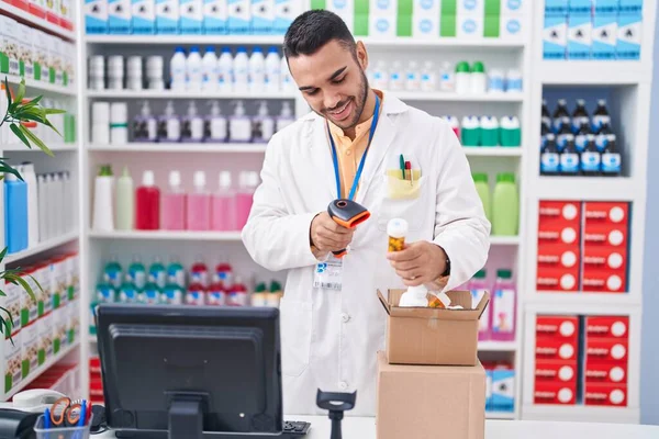 Молодий Іспаномовний Чоловік Фармацевт Сканує Таблетки Пляшки Аптеці — стокове фото