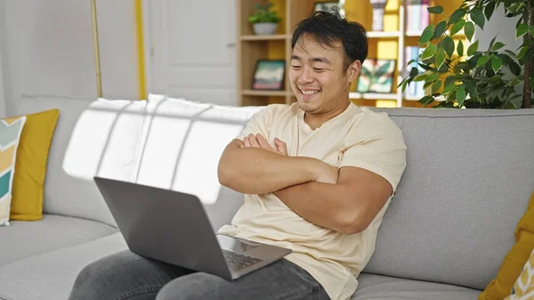 Usando Laptop Sentado Sofá Com Braços Cruzados Gesto Casa — Fotografia de Stock