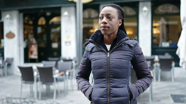 Femme Afro Américaine Regardant Vers Côté Avec Une Expression Sérieuse — Photo
