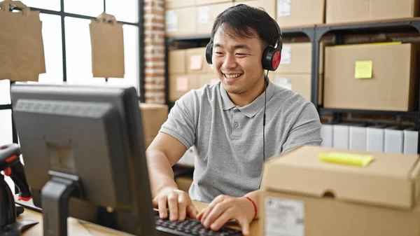 Kereskedelmi Üzletember Számítógéppel Fülhallgatóval Irodában — Stock Fotó