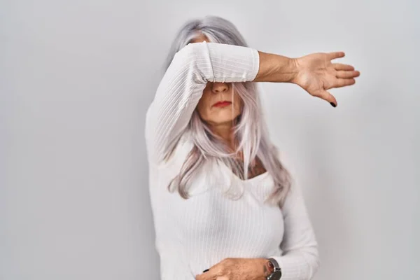 Жінка Середнього Віку Сірим Волоссям Стоїть Над Білим Тлом Покриваючи — стокове фото
