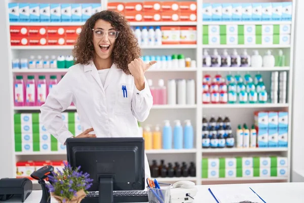 Hispanic Woman Curly Hair Working Pharmacy Drugstore Smiling Happy Face — Stok fotoğraf