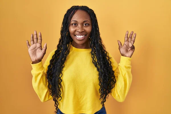 Afrykańska Kobieta Stojąca Nad Żółtym Tle Pokazując Wskazując Palcami Numer — Zdjęcie stockowe