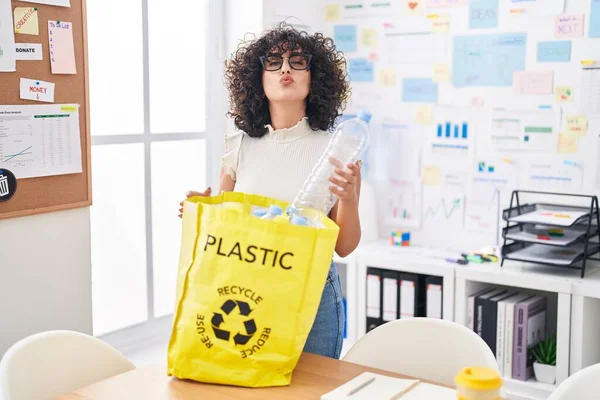 Junge Frau Aus Dem Mittleren Osten Die Büro Eine Plastiktüte — Stockfoto