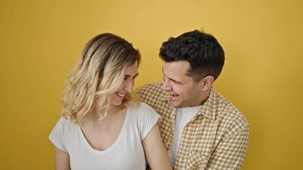 Hombre Mujer Pareja Sonriendo Confiados Pie Juntos Sobre Fondo Amarillo — Foto de Stock
